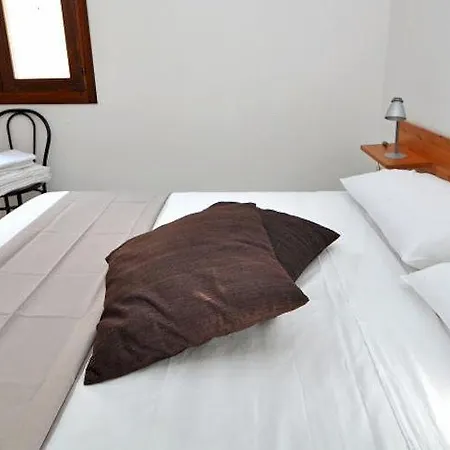 Elena Apartahotel